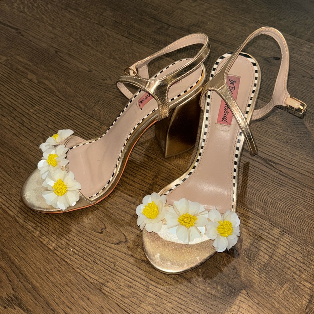 Betsey Johnson Daisy Heels 8.5